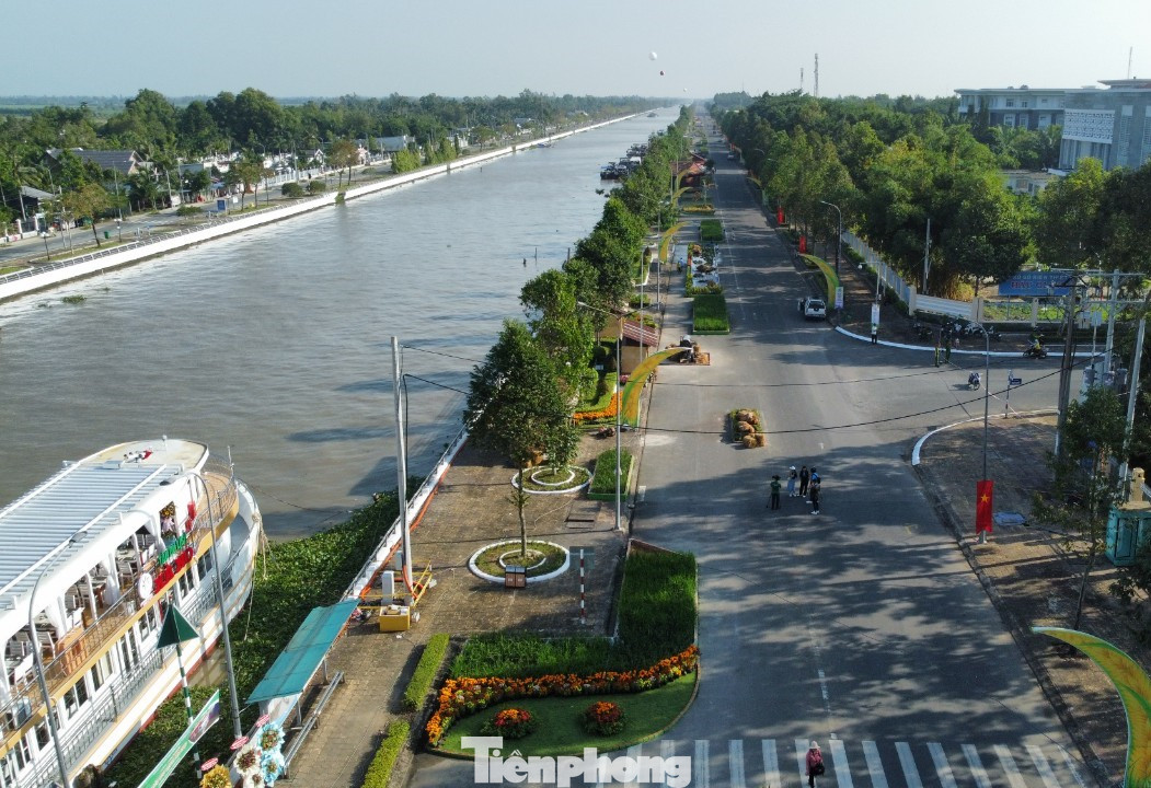 Triển lãm "Con đường lúa gạo" diễn ra tại đường Trần Hưng Đạo (thành phố Vị Thanh, tỉnh Hậu Giang), bên bờ kênh Xáng Xà No - tuyến đường thủy huyết mạch, được mệnh danh là "con đường lúa gạo" vận chuyển hàng hóa lớn nhất xứ Nam Kỳ ngày trước. Triển lãm "Con đường lúa gạo" diễn ra tại đường Trần Hưng Đạo (thành phố Vị Thanh, tỉnh Hậu Giang), bên bờ kênh Xáng Xà No - tuyến đường thủy huyết mạch, được mệnh danh là "con đường lúa gạo" vận chuyển hàng hóa lớn nhất xứ Nam Kỳ ngày trước.