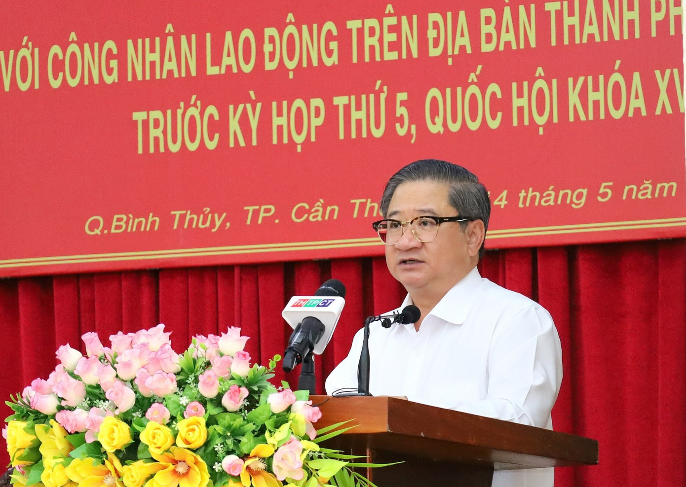 Chủ tịch UBND thành phố Cần Thơ Trần Việt Trường trả lời cử tri.