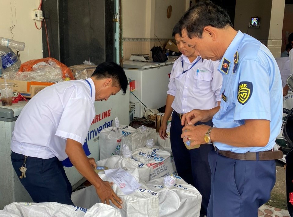 Lực lượng chức năng kiểm tra hộ kinh doanh. Lực lượng chức năng kiểm tra hộ kinh doanh.