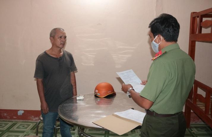 Cơ quan chức năng tống đạt các quyết định tố tụng hình sự đối với Trần Hữu Thắng (ảnh trái) và Nguyễn Trọng Tính. Cơ quan chức năng tống đạt các quyết định tố tụng hình sự đối với Trần Hữu Thắng (ảnh trái) và Nguyễn Trọng Tính.