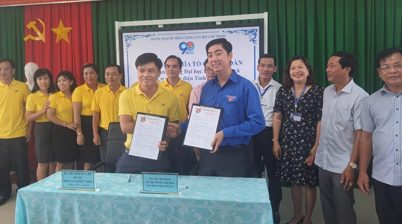 Kết nghĩa tổ chức Đoàn giữa Đoàn trường ĐH Kiên Giang và Đoàn cơ sở Bưu điện tỉnh Kiên Giang.