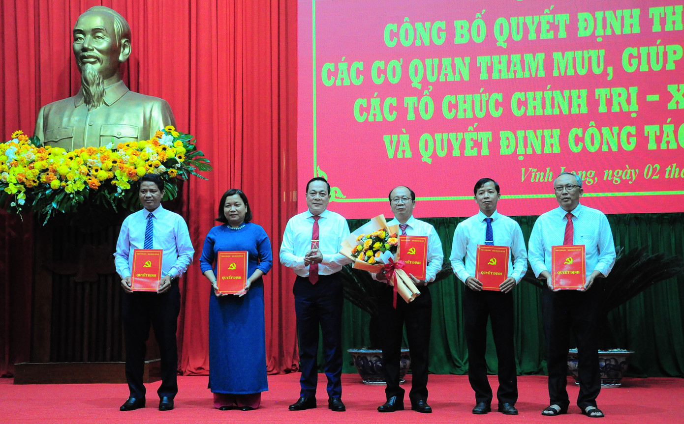 Lãnh đạo Tỉnh ủy Vĩnh Long trao quyết định cho các cán bộ. Ảnh: CK