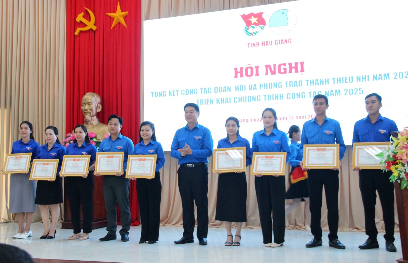 Anh Bùi Hữu Lộc - Bí thư Tỉnh Đoàn Hậu Giang trao bằng khen cho các cá nhân có thành tích xuất sắc trong công tác đoàn và phong trào thanh thiếu nhi năm 2024. Anh Bùi Hữu Lộc - Bí thư Tỉnh Đoàn Hậu Giang trao bằng khen cho các cá nhân có thành tích xuất sắc trong công tác đoàn và phong trào thanh thiếu nhi năm 2024.