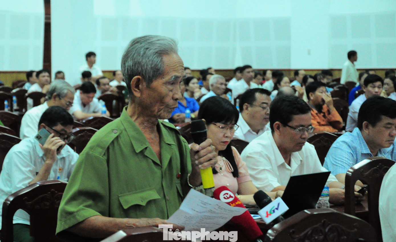 Cử tri nêu ý kiến tại hội nghị. Ảnh: CK
