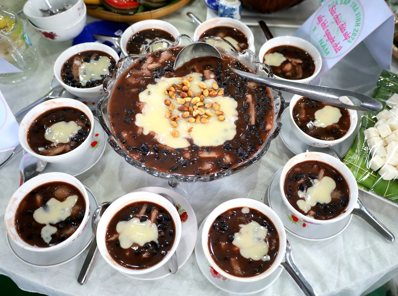 Nhiều món ăn từ dừa sáp được trình bày bắt mắt, hấp dẫn. Nhiều món ăn từ dừa sáp được trình bày bắt mắt, hấp dẫn.