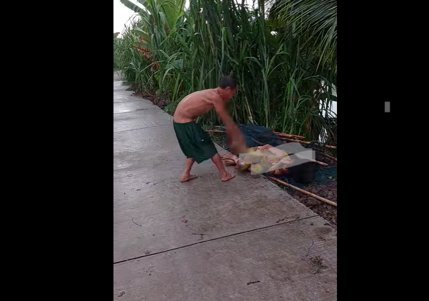 Người đàn ông dùng chổi đánh liên tiếp vào người phụ nữ. Ảnh cắt từ clip