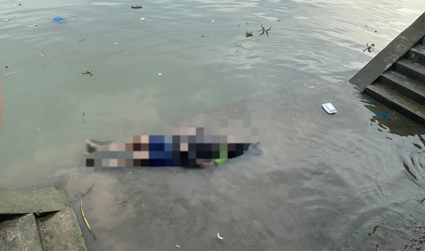 Thi thể được người dân đưa vào bờ kè đoạn phường 1, thành phố Vĩnh Long. Thi thể được người dân đưa vào bờ kè đoạn phường 1, thành phố Vĩnh Long.