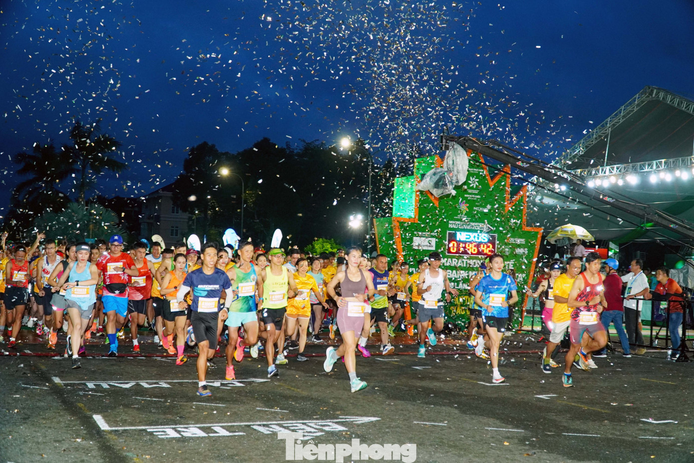 Các vận động viên xuất phát tại Mekong Delta Marathon 2023, lần lượt các cự ly 42km, 21km, 10km và 5km.