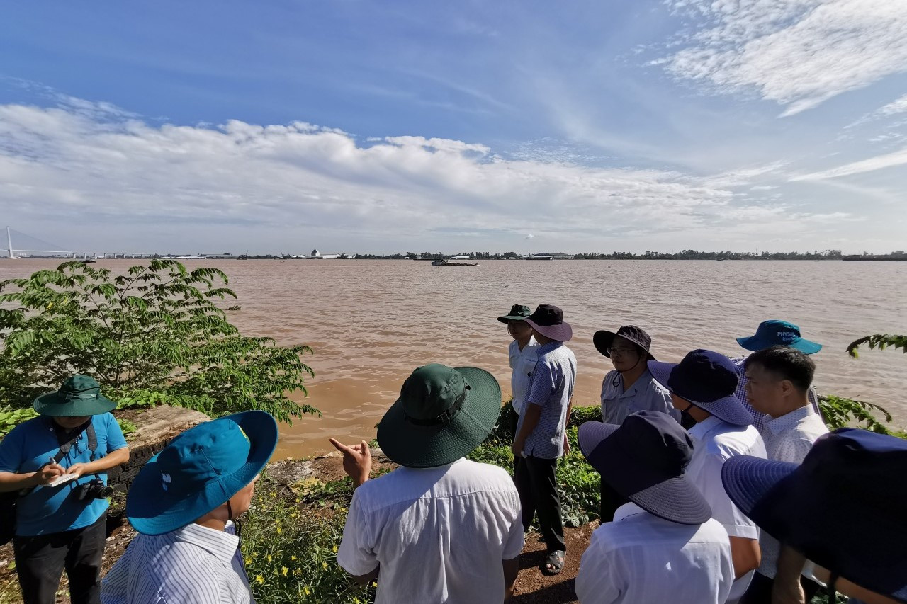 Lãnh đạo TP. Cần Thơ cùng các chuyên gia trong một chuyến khảo sát sạt lở tại cù lao Tân Lộc. Lãnh đạo TP. Cần Thơ cùng các chuyên gia trong một chuyến khảo sát sạt lở tại cù lao Tân Lộc.
