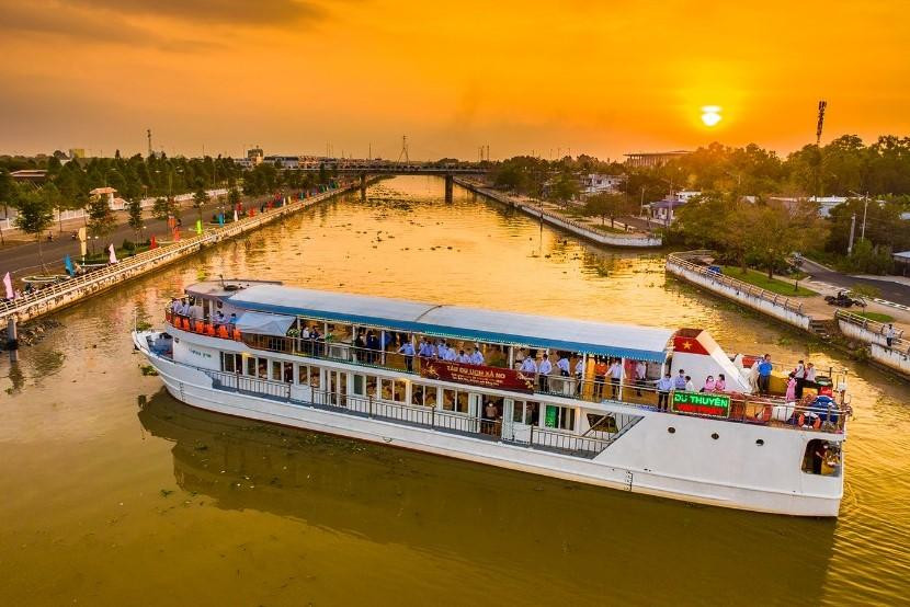 Tàu du lịch trên kênh Xà No, sản phẩm du lịch mới của Hậu Giang (Ảnh: HT).