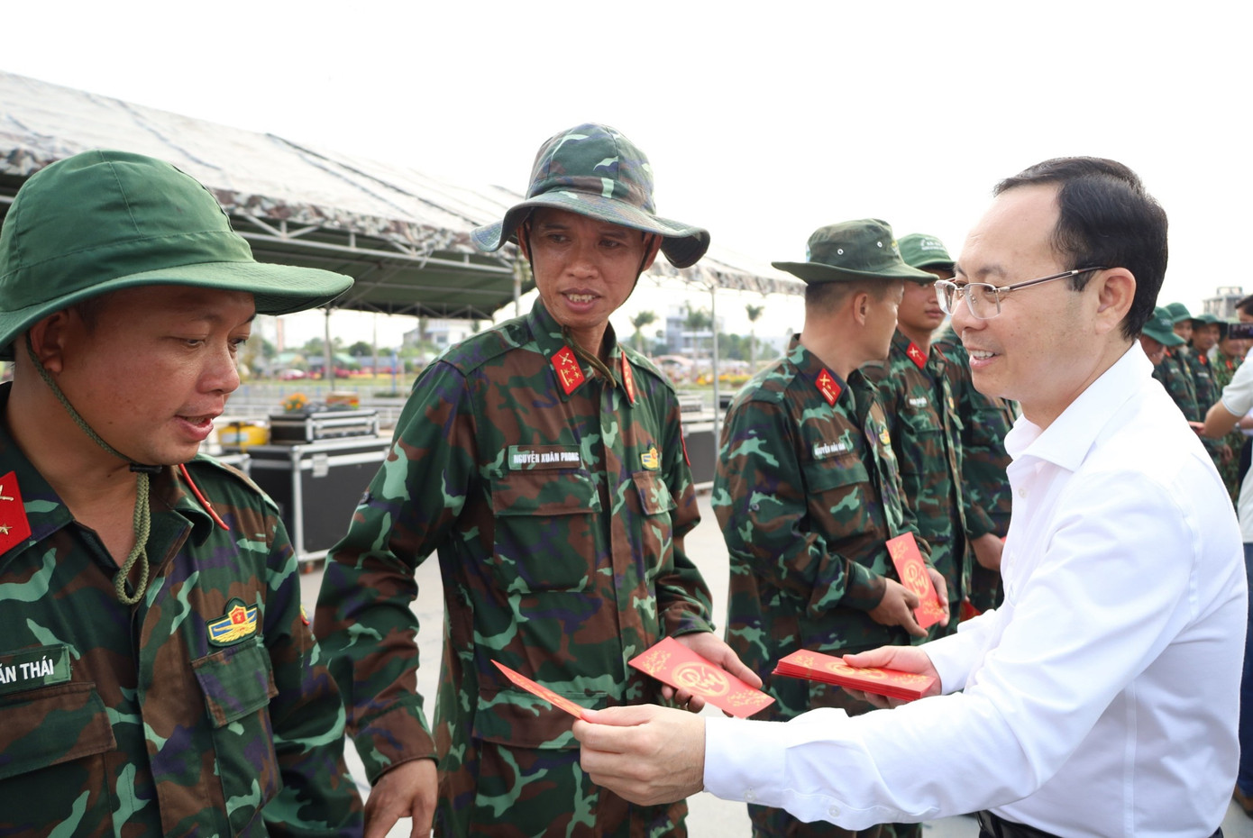 Bí thư Thành ủy Cần Thơ Nguyễn Văn Hiếu đến thăm và tặng quà các cán bộ, chiến sĩ đang thực thi nhiệm vụ.