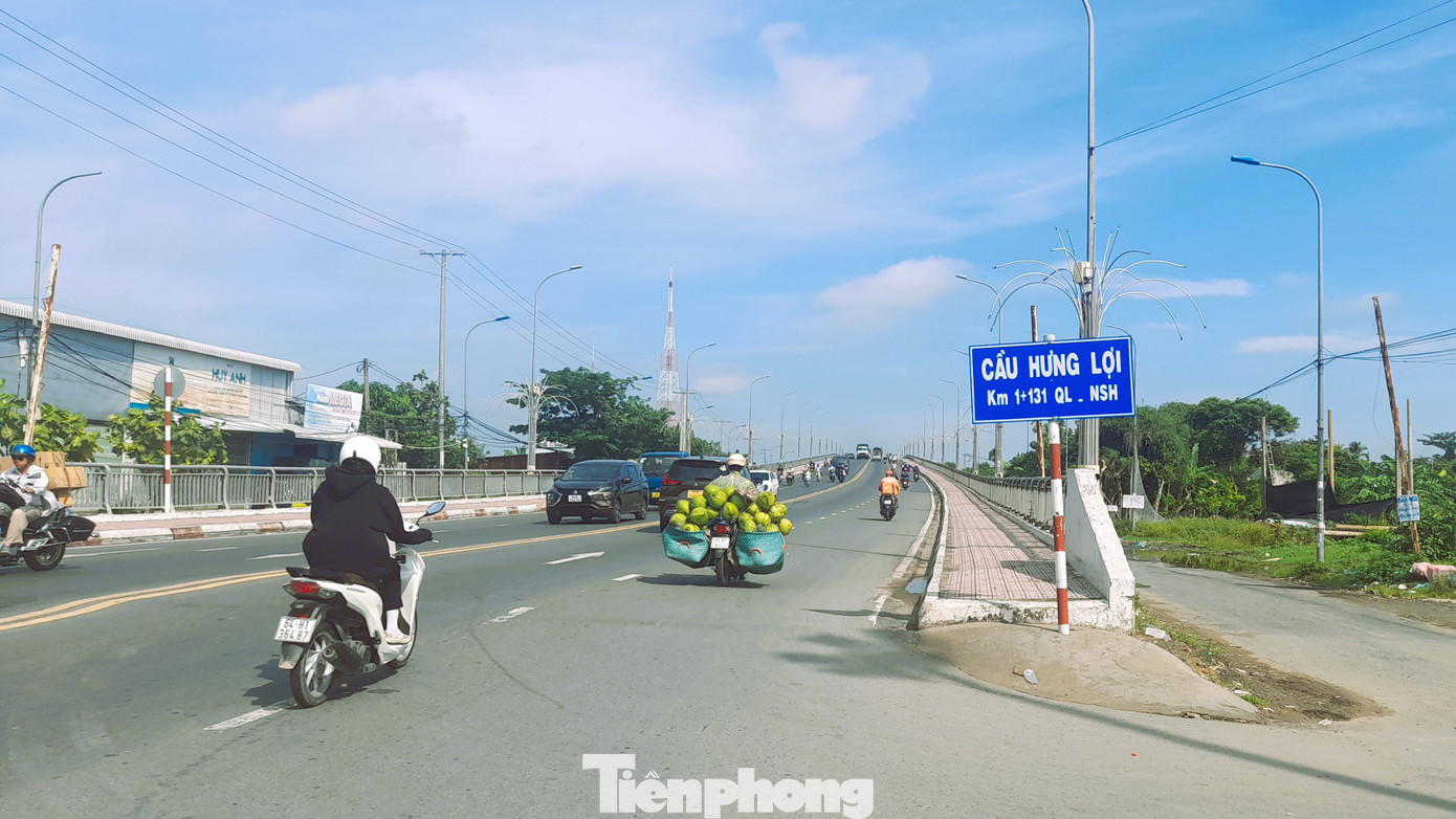Cầu Hưng Lợi, điểm đầu đường Võ Nguyên Giáp, quận Cái Răng; bên kia cầu là điểm đầu đường Nguyễn Văn Linh, quận Ninh Kiều.
