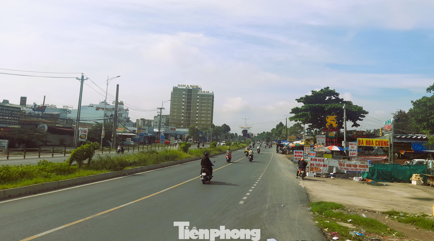 Phía Đông giáp đường Quang Trung (từ sông Cần Thơ đến nút giao IC3).