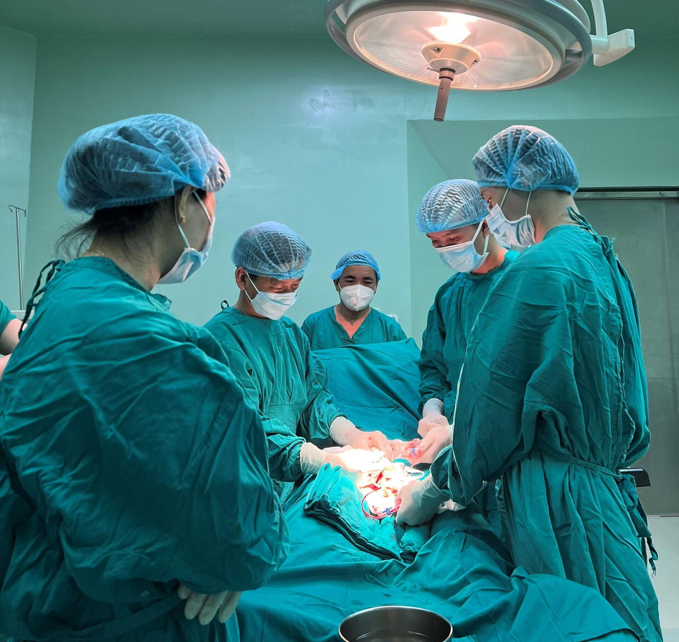 Ê kíp điều trị cấp cứu ca bệnh.