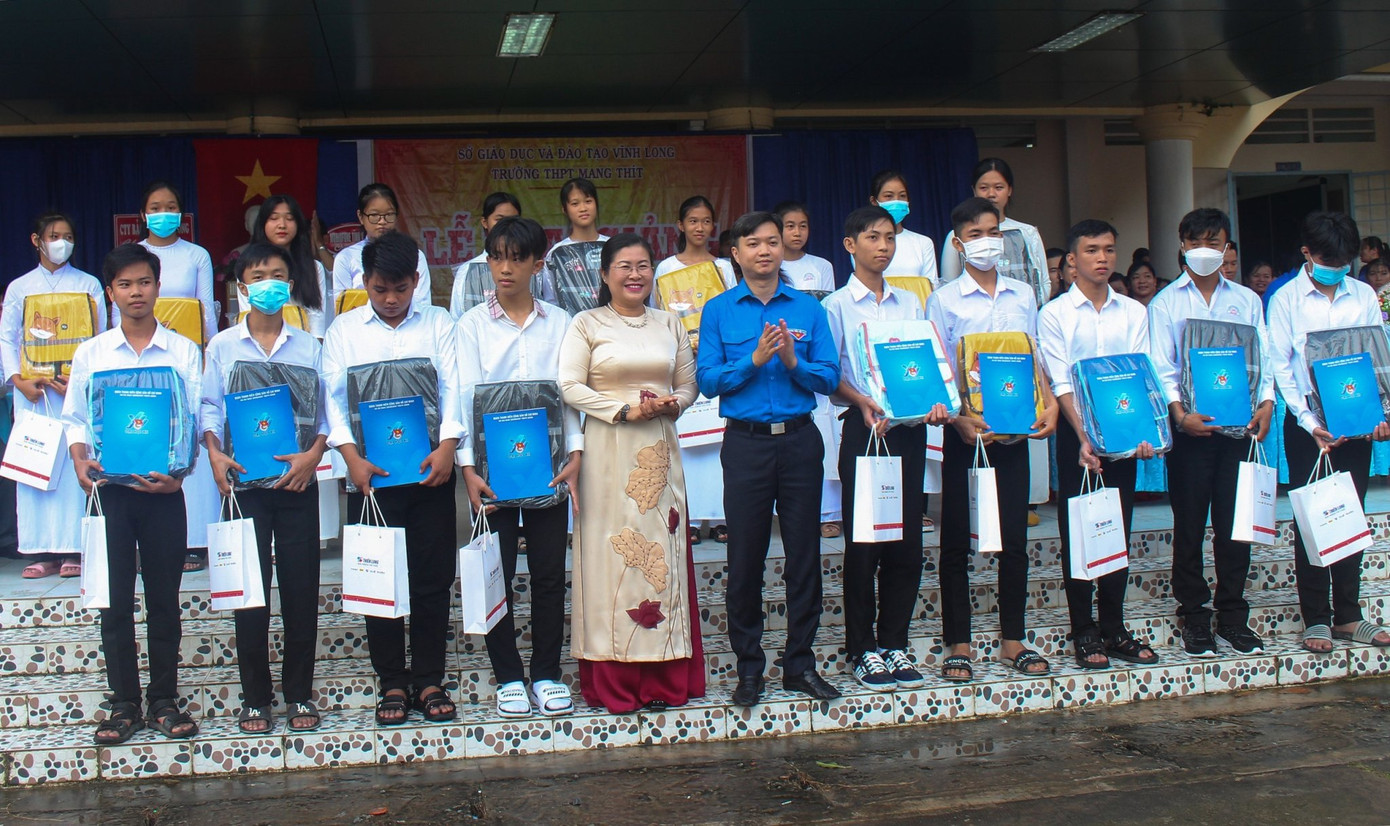 Bí thư T.Ư Đoàn Nguyễn Minh Triết cùng Trưởng ban Tuyên giáo Tỉnh ủy Vĩnh Long Nguyễn Thị Minh Trang trao quà cho học sinh.