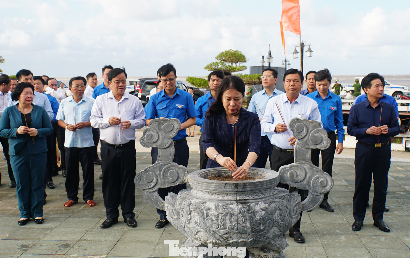 Trước khi vào lễ ra quân chiến dịch, Phó Chủ tịch nước Võ Thị Ánh Xuân, Bí thư thứ nhất T.Ư Đoàn Bùi Quang Huy cùng lãnh đạo tỉnh Cà Mau đến dâng hương tại Đền thờ Lạc Long Quân trong khuôn viên Vườn Quốc gia Mũi Cà Mau.