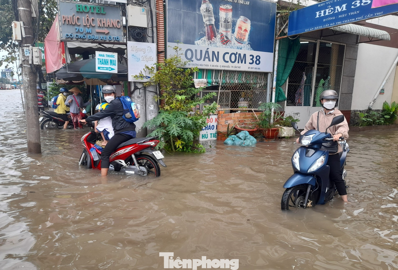 Từ trong hẻm đi ra, nhiều người dân phải dừng lại "nghiên cứu" hướng đi an toàn vì xung quanh đều bị "bủa vây" bởi nước...