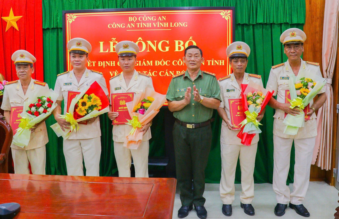 Đại tá Phan Ngọc Tính - Phó Giám đốc Công an tỉnh Vĩnh Long trao các quyết định.