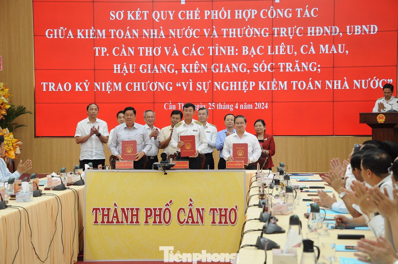 Ký kết Quy chế phối hợp giữa KTNN với Thường trực HĐND, UBND 6 tỉnh/thành phố khu vực Đồng bằng sông Cửu Long. Ảnh: CK