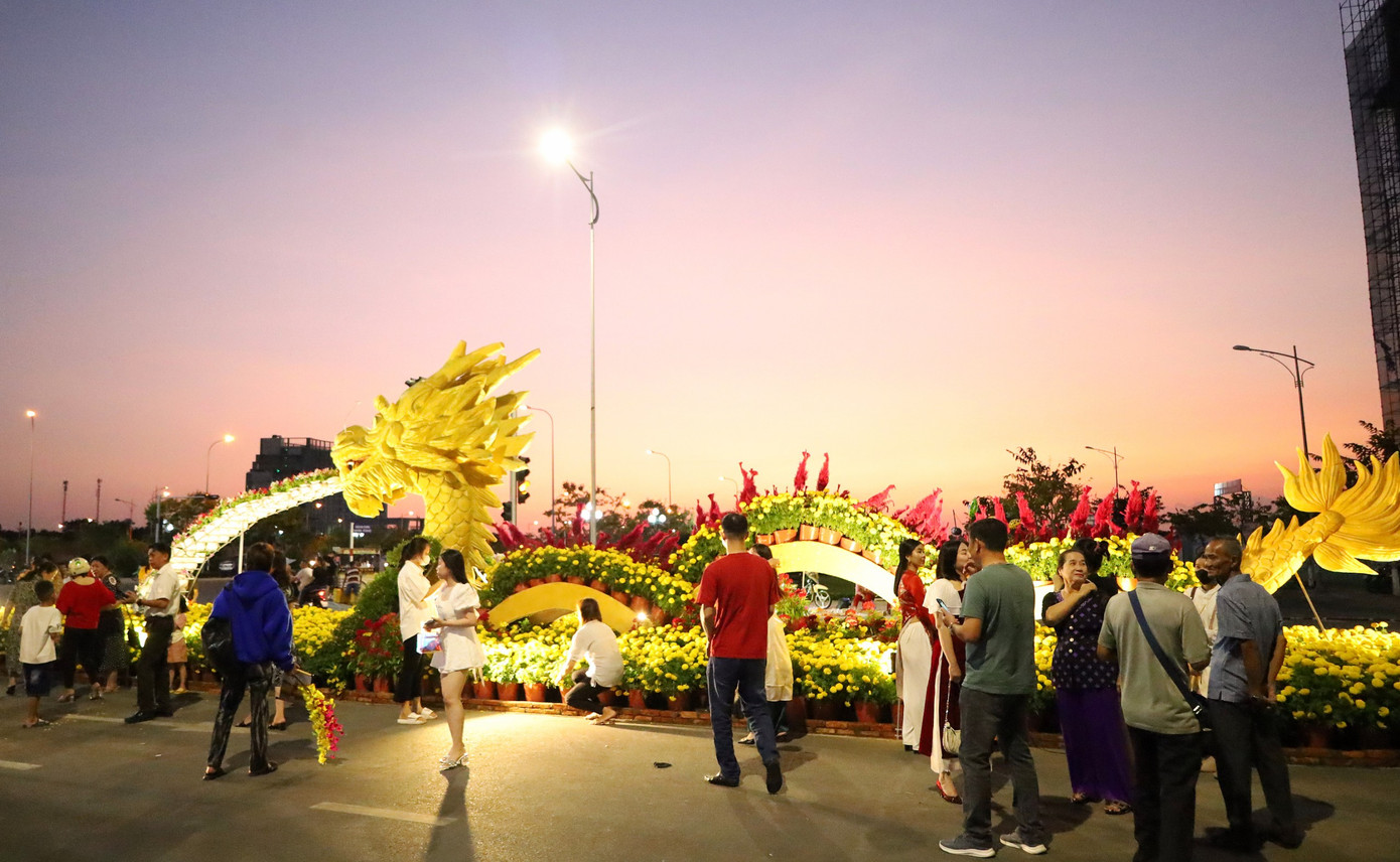 Đường gốm và hoa được thực hiện tại đường nối đường Phạm Hùng với đường Võ Văn Kiệt, Thành phố Vĩnh Long.