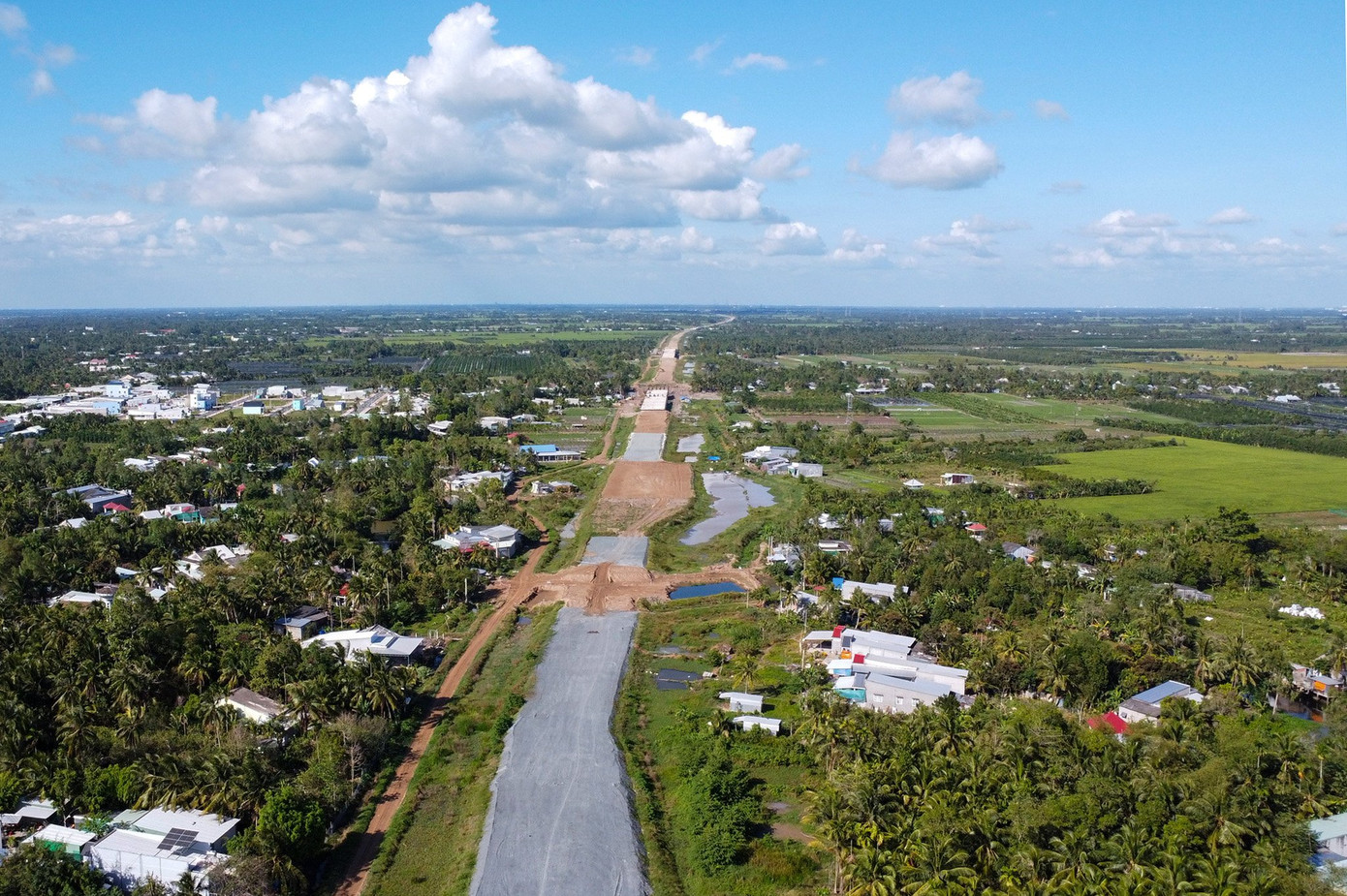 Dự án cao tốc Mỹ Thuận - Cần Thơ dài gần 23km, đi qua hai tỉnh Vĩnh Long và Đồng Tháp, tổng mức đầu tư hơn 4.800 tỷ đồng, khởi công ngày 4/1/2021.
