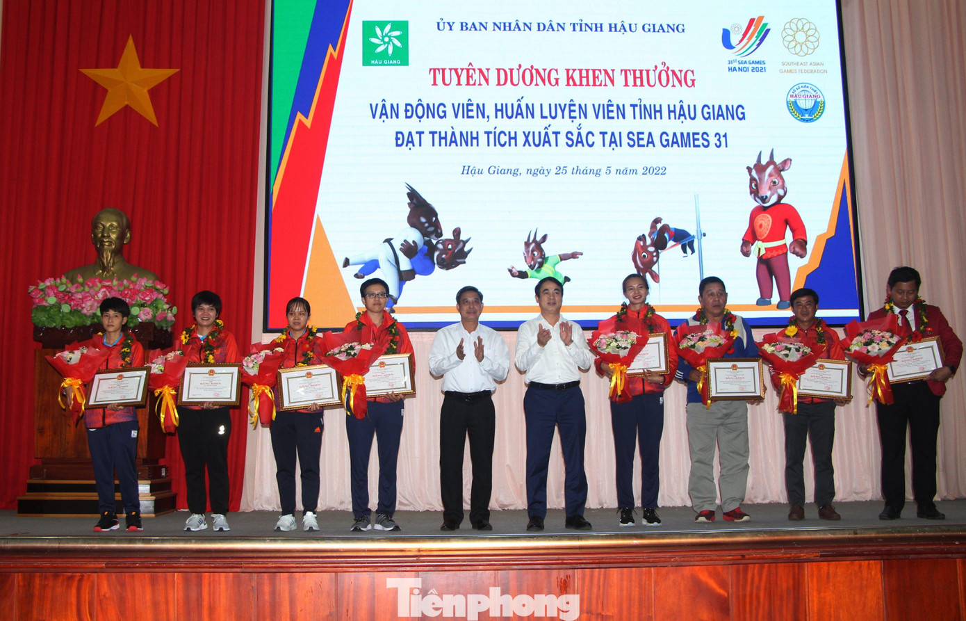 Bí thư Tỉnh ủy và Chủ tịch UBND tỉnh Hậu Giang tặng bằng khen cho các VĐV. Bí thư Tỉnh ủy và Chủ tịch UBND tỉnh Hậu Giang tặng bằng khen cho các VĐV.