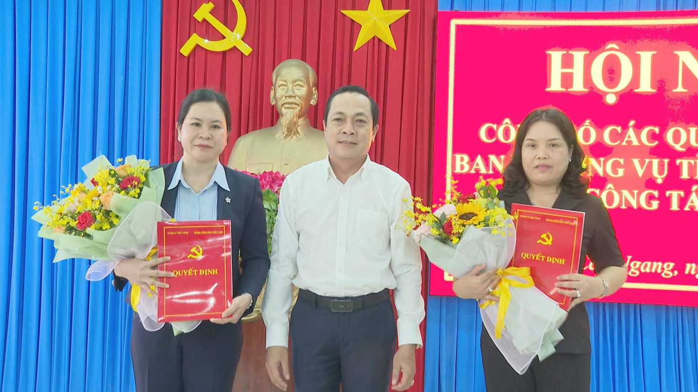 Phó Bí thư Tỉnh ủy Trà Vinh Lâm Minh Đằng trao quyết định cho bà Trần Thị Kim Chung (phải) và bà Thạch Thị Thu Hà (trái). Ảnh: H.Hiền
