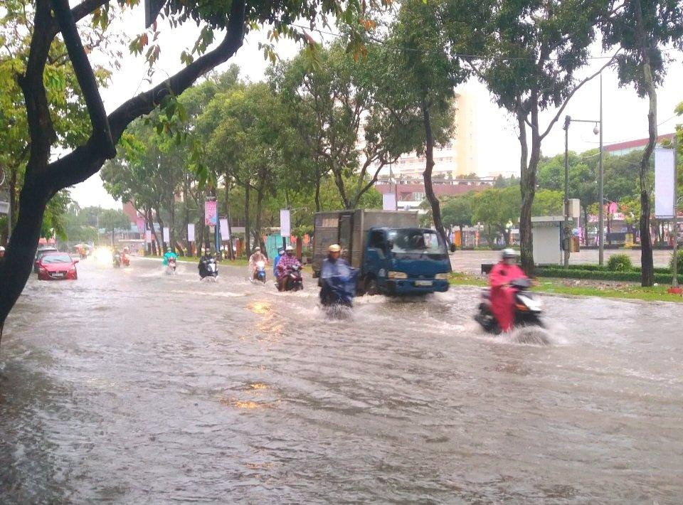 Dự báo trong vài ngày tới, triều cường tiếp tục lên cao và khả năng sẽ đạt đỉnh từ ngày 10-12/10, lên mức 2,20- 2,25m, cao hơn báo động 3 từ 0,20- 0,25m và tương đương với với mức đỉnh triều lịch sử năm 2019. Dự báo trong vài ngày tới, triều cường tiếp tục lên cao và khả năng sẽ đạt đỉnh từ ngày 10-12/10, lên mức 2,20- 2,25m, cao hơn báo động 3 từ 0,20- 0,25m và tương đương với với mức đỉnh triều lịch sử năm 2019.