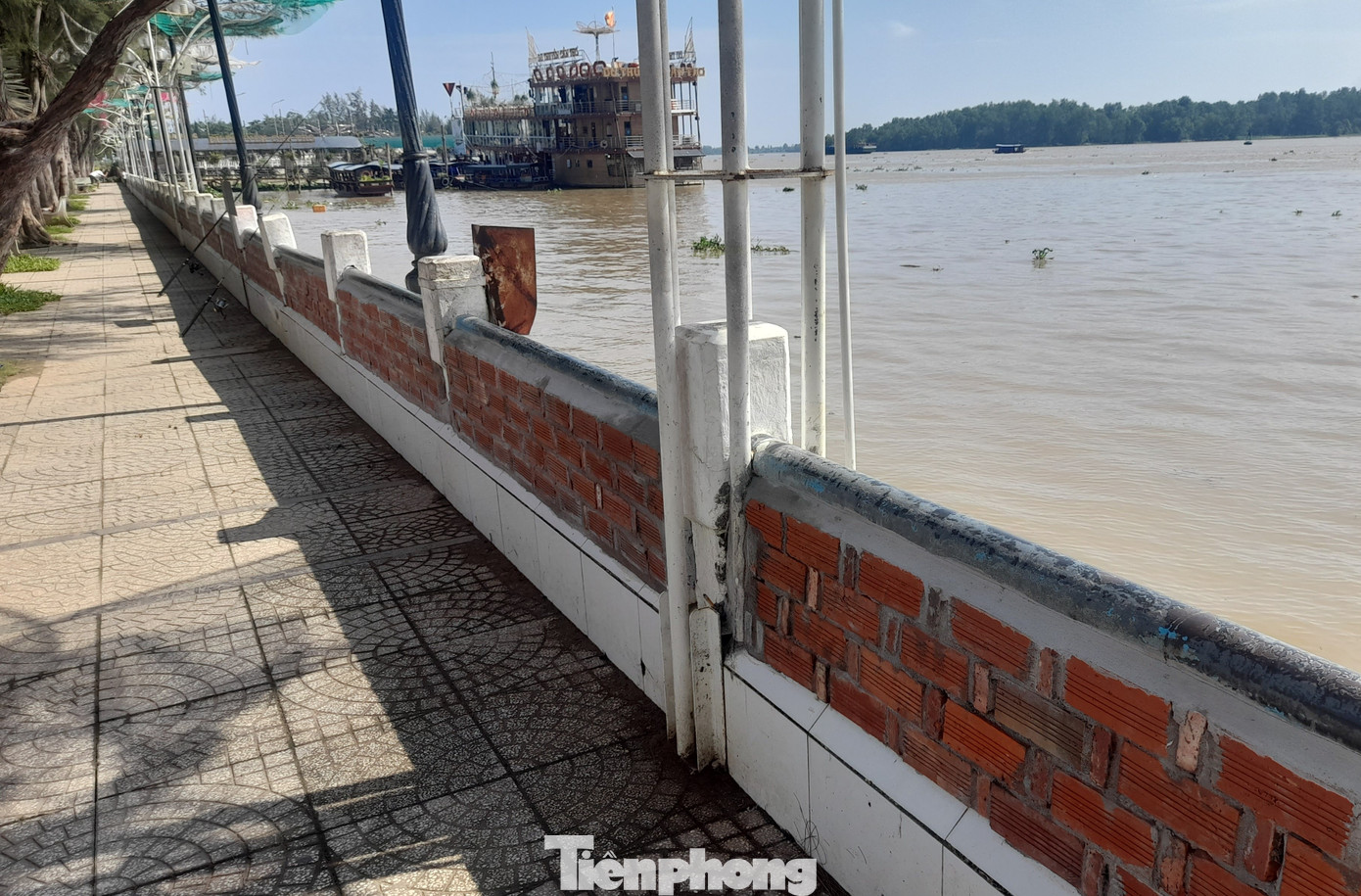 Gần 200m từ bến du thuyền Cần Thơ đến tượng đài Bác Hồ tại công viên Bến Ninh Kiều tường chắn nước cao khoảng 0,3m trước đây giờ được xây cao thêm 0,5m, nâng chiều cao bức tường lên 0,8m.