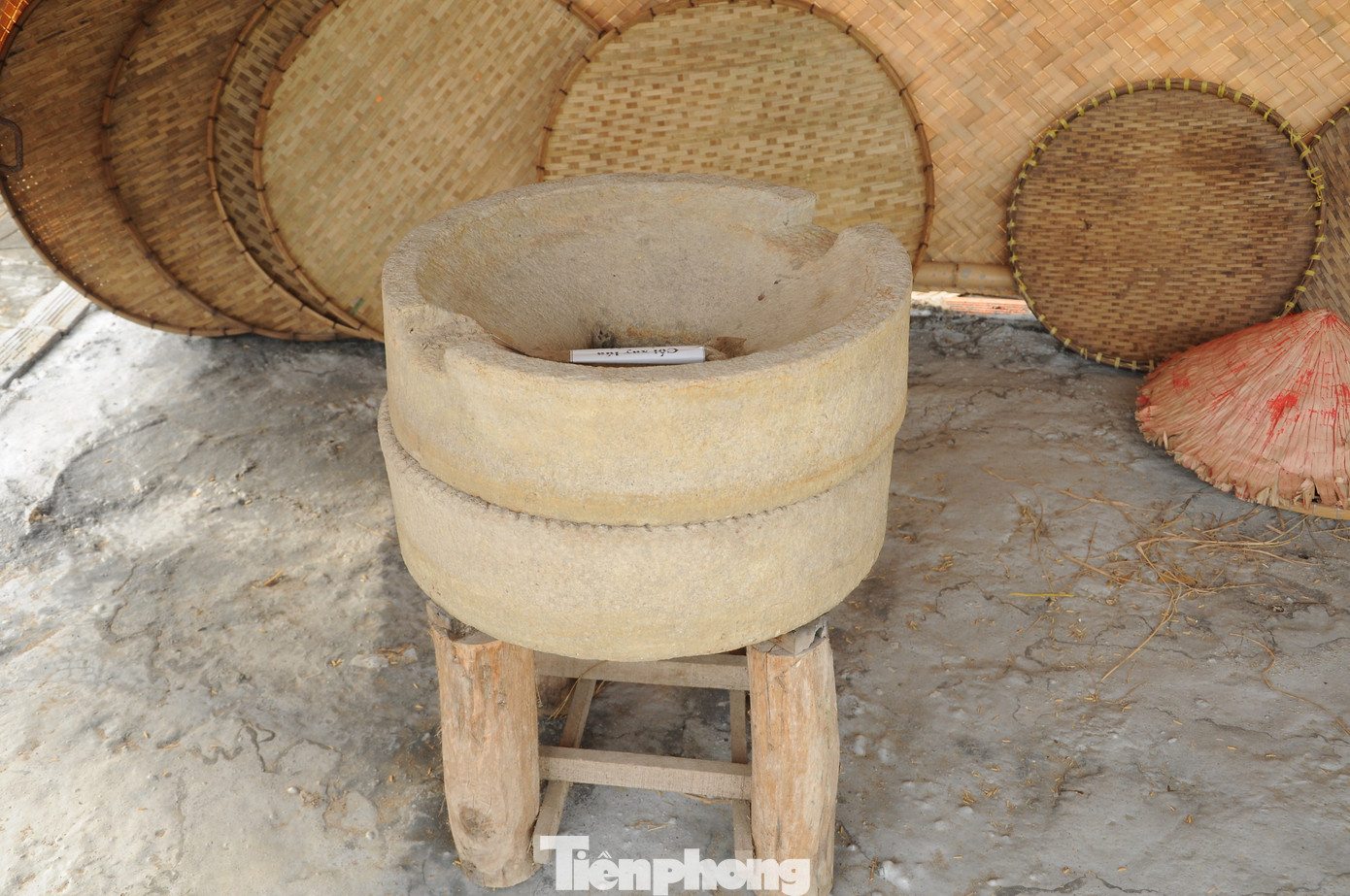 Giai đoạn 2 là thời kỳ kinh tế tiểu nông, sử dụng trâu, bò… làm sức kéo; cấy lúa bằng cây nọc, trồng lúa mùa, thâm canh; xuất hiện máy cày tay trong vài hộ gia đình có điều kiện. Các mô hình nông cụ thời kỳ này được triển lãm như: máy cày tay, vòng gặt, cặp đập lúa, máy tuốt lúa bằng tay, gốc rạ bẻ cò, bao lúa, lưỡi liềm, dao gặt, nhíp, xuồng máy… Giai đoạn 2 là thời kỳ kinh tế tiểu nông, sử dụng trâu, bò… làm sức kéo; cấy lúa bằng cây nọc, trồng lúa mùa, thâm canh; xuất hiện máy cày tay trong vài hộ gia đình có điều kiện. Các mô hình nông cụ thời kỳ này được triển lãm như: máy cày tay, vòng gặt, cặp đập lúa, máy tuốt lúa bằng tay, gốc rạ bẻ cò, bao lúa, lưỡi liềm, dao gặt, nhíp, xuồng máy…