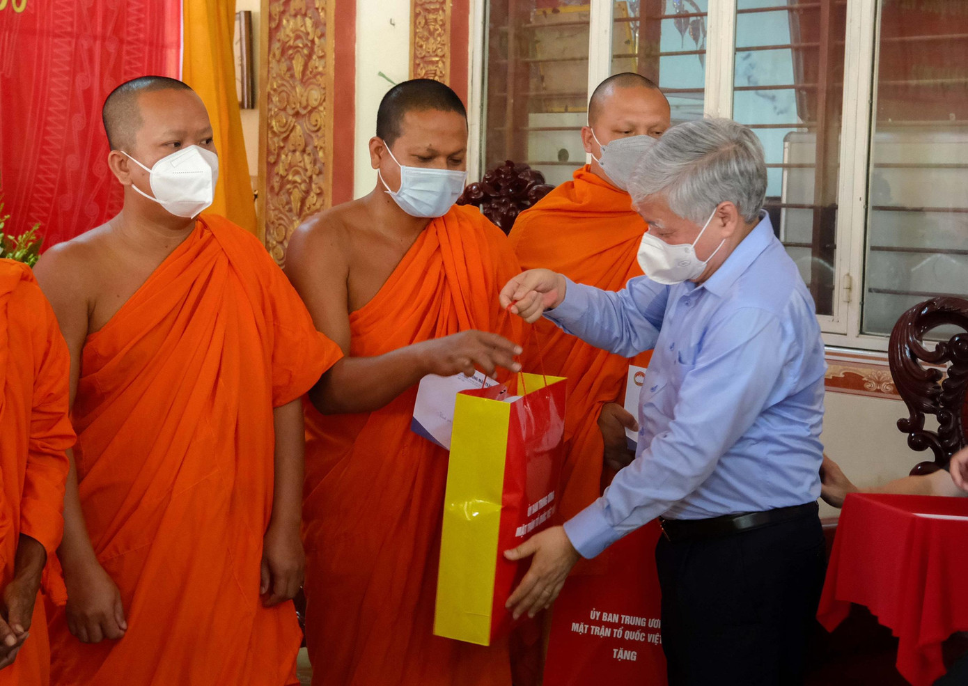 Chủ tịch Ủy ban Trung ương MTTQ Việt Nam Đỗ Văn Chiến tặng quà, chúc Tết cổ truyền Chôl Chnăm Thmây tại Cần Thơ. Chủ tịch Ủy ban Trung ương MTTQ Việt Nam Đỗ Văn Chiến tặng quà, chúc Tết cổ truyền Chôl Chnăm Thmây tại Cần Thơ.