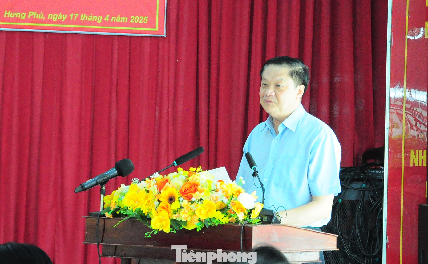 Ông Dương Tấn Hiển - Phó Chủ tịch Thường trực UBND thành phố Cần Thơ trả lời cử tri. Ảnh: CK. Ông Dương Tấn Hiển - Phó Chủ tịch Thường trực UBND thành phố Cần Thơ trả lời cử tri. Ảnh: CK.