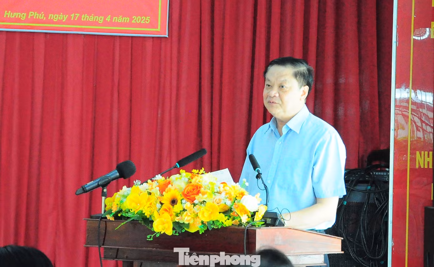 Ông Dương Tấn Hiển - Phó Chủ tịch Thường trực UBND thành phố Cần Thơ trả lời cử tri. Ảnh: CK.