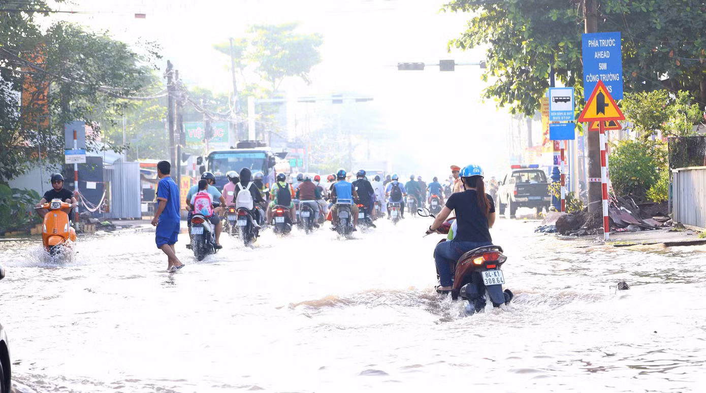 Mặt đường Cách Mạng Tháng Tám, Bùi Hữu Nghĩa... ngập sâu trong nước. Mặt đường Cách Mạng Tháng Tám, Bùi Hữu Nghĩa... ngập sâu trong nước.