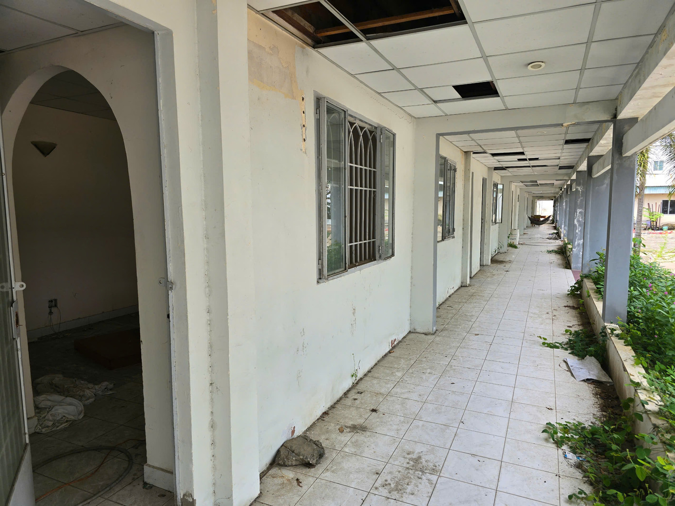 UBND TP. Cần Thơ giao Ban Quản lý dự án dân dụng – công nghiệp làm chủ đầu tư dự án sửa chữa 3 nhà khách trên. Ban này đã trình thẩm định báo cáo đề xuất chủ trương đầu tư, khi được duyệt chủ trương đầu tư, dự kiến nhanh nhất sau 95 ngày (hơn 3 tháng) sẽ chọn được nhà thầu, thi công khoảng 8 tháng mới đưa các nhà khách trên vào sử dụng được. Ảnh dãy phòng nghỉ sau Thành uỷ.