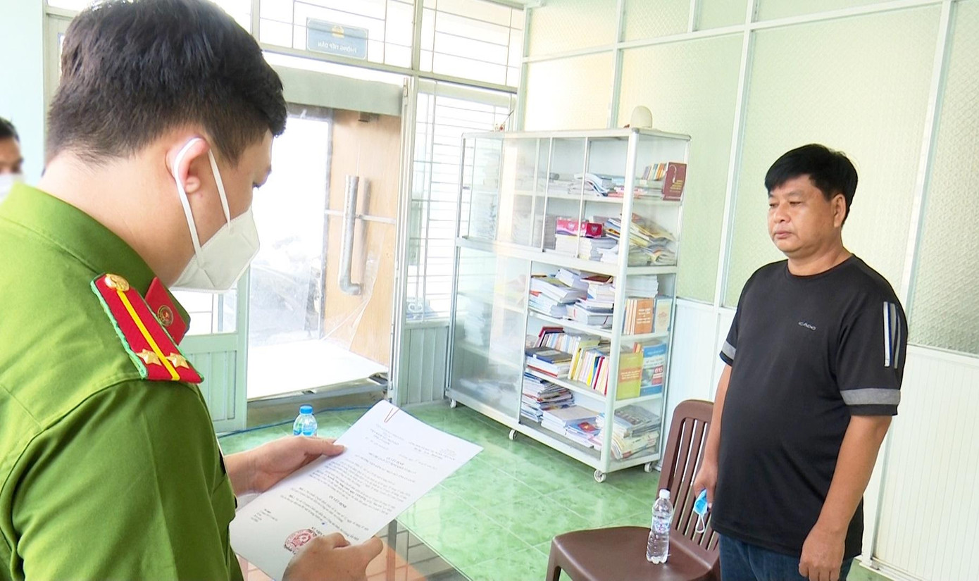 Cơ quan Cảnh sát điều tra đọc lệnh bắt tạm giam bị can Nguyễn Văn Sang. Ảnh: Nghiêm Túc