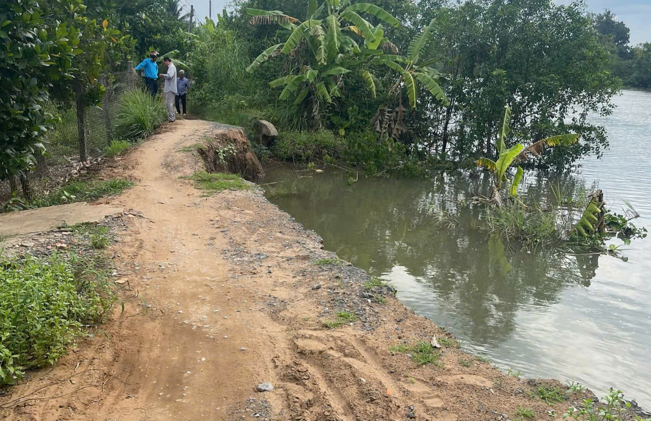 Trong vài ngày tại huyện Châu Thành, tỉnh Hậu Giang đã xảy ra 4 vụ sạt lở. Trong vài ngày tại huyện Châu Thành, tỉnh Hậu Giang đã xảy ra 4 vụ sạt lở.