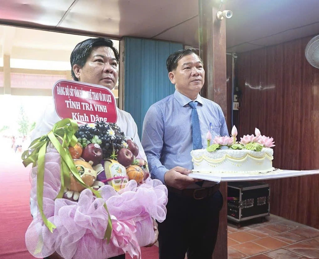 Lãnh đạo Sở VH-TT&DL Trà Vinh dâng bánh mừng sinh nhật Bác.