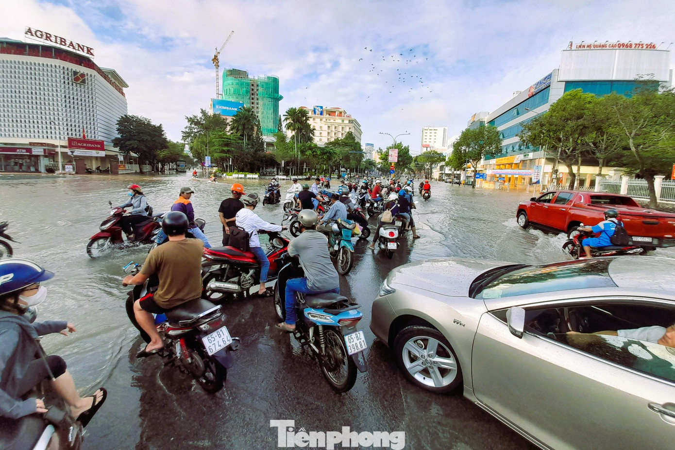 Nước bủa vây, nhiều người chấp nhận trễ giờ, đợi nước rút bớt mới đi tiếp.