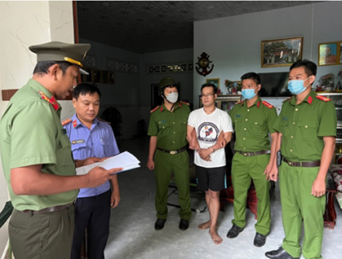 Công an tống đạt quyết định và thi hành lệnh bắt tạm giam Thạch Cương. Ảnh: Đạt Nhân. Công an tống đạt quyết định và thi hành lệnh bắt tạm giam Thạch Cương. Ảnh: Đạt Nhân.