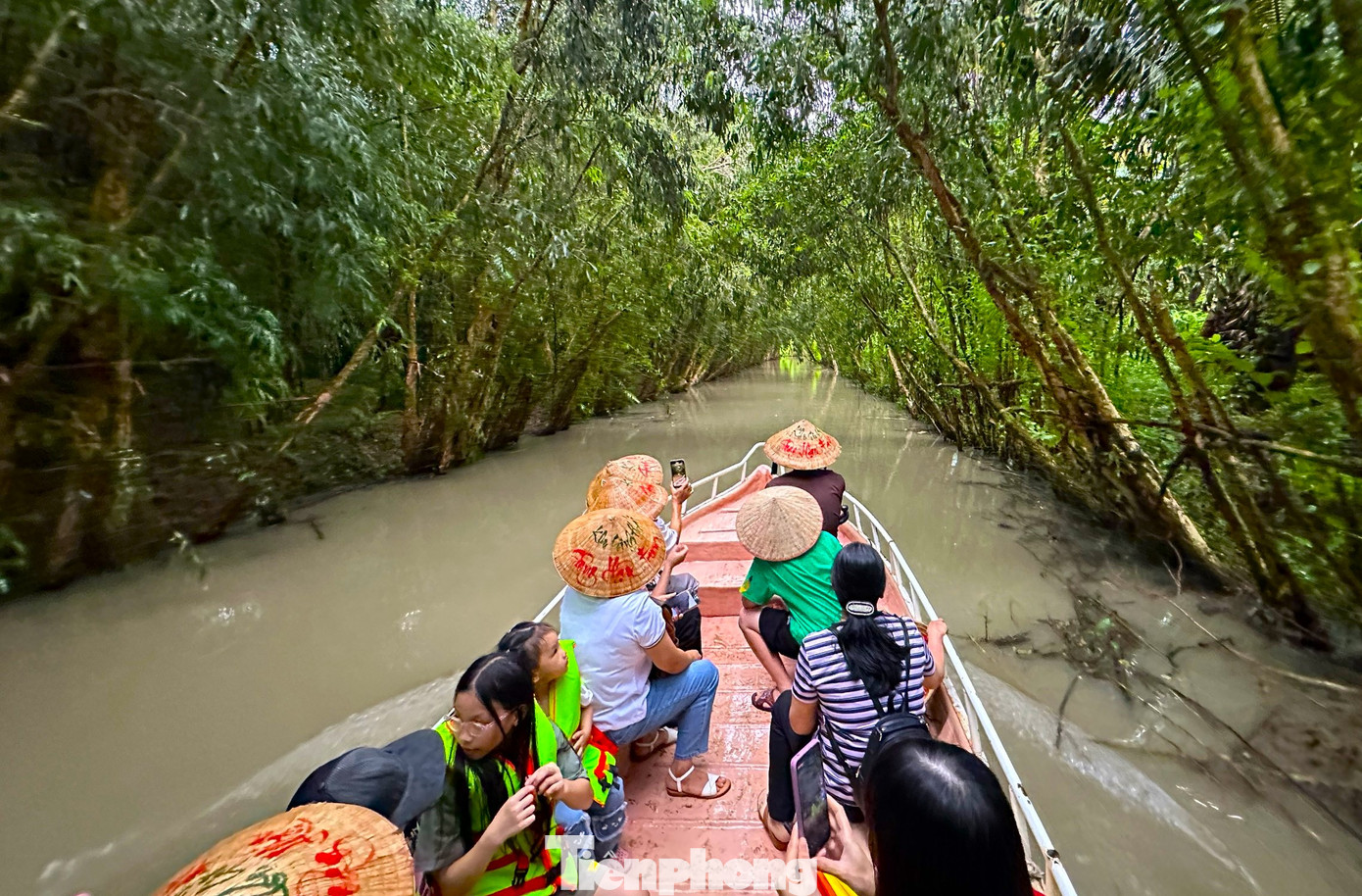 Trải nghiệm vườn tràm sinh thái, nơi đây có hàng trăm ngàn cây tràm được trồng và phát triển tự nhiên, nhằm giữ lá phổi xanh, nơi trú ngụ và sinh sản cho chim muông, tôm cá. Trải nghiệm vườn tràm sinh thái, nơi đây có hàng trăm ngàn cây tràm được trồng và phát triển tự nhiên, nhằm giữ lá phổi xanh, nơi trú ngụ và sinh sản cho chim muông, tôm cá.