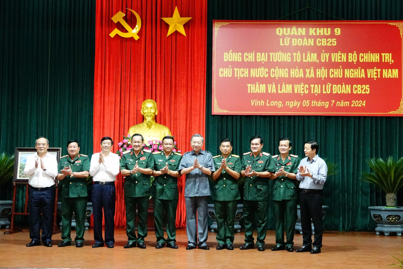 Chủ tịch nước cùng đại biểu tại buổi làm việc.