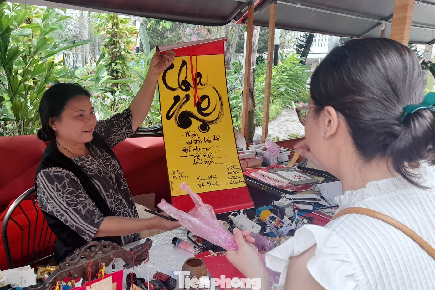 Những vị khách cuối cùng của Phố Ông Đồ Tết Quý Mão 2023.