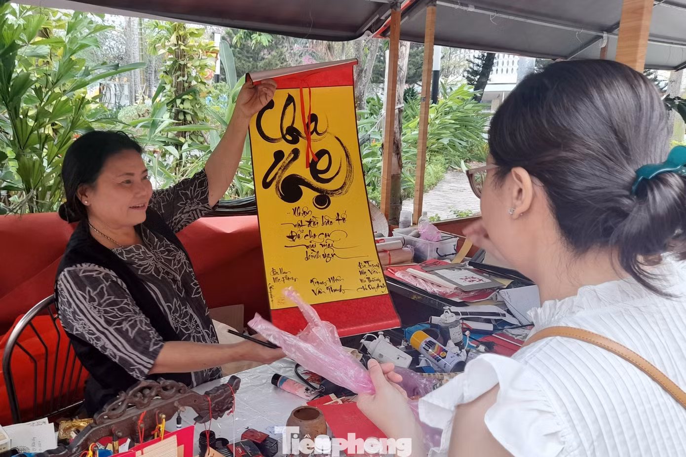 Những vị khách cuối cùng của Phố Ông Đồ Tết Quý Mão 2023. Những vị khách cuối cùng của Phố Ông Đồ Tết Quý Mão 2023.