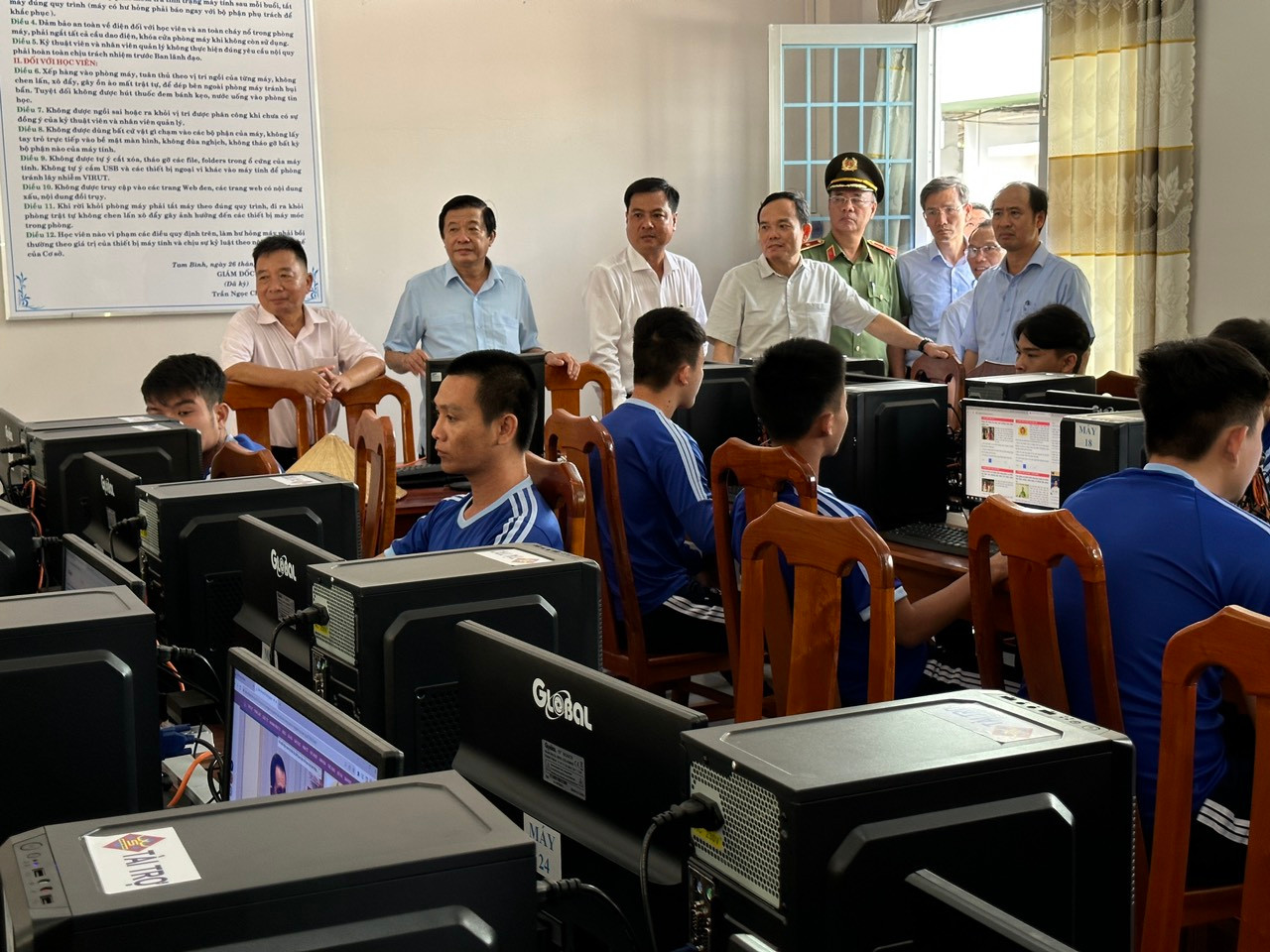 Phó Thủ tướng Trần Lưu Quang thăm các học viên tại cơ sở cai nghiện.