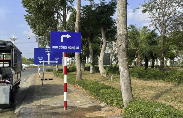 Biển báo chỉ dẫn vào Khu công nghệ số tỉnh Hậu Giang. Biển báo chỉ dẫn vào Khu công nghệ số tỉnh Hậu Giang.