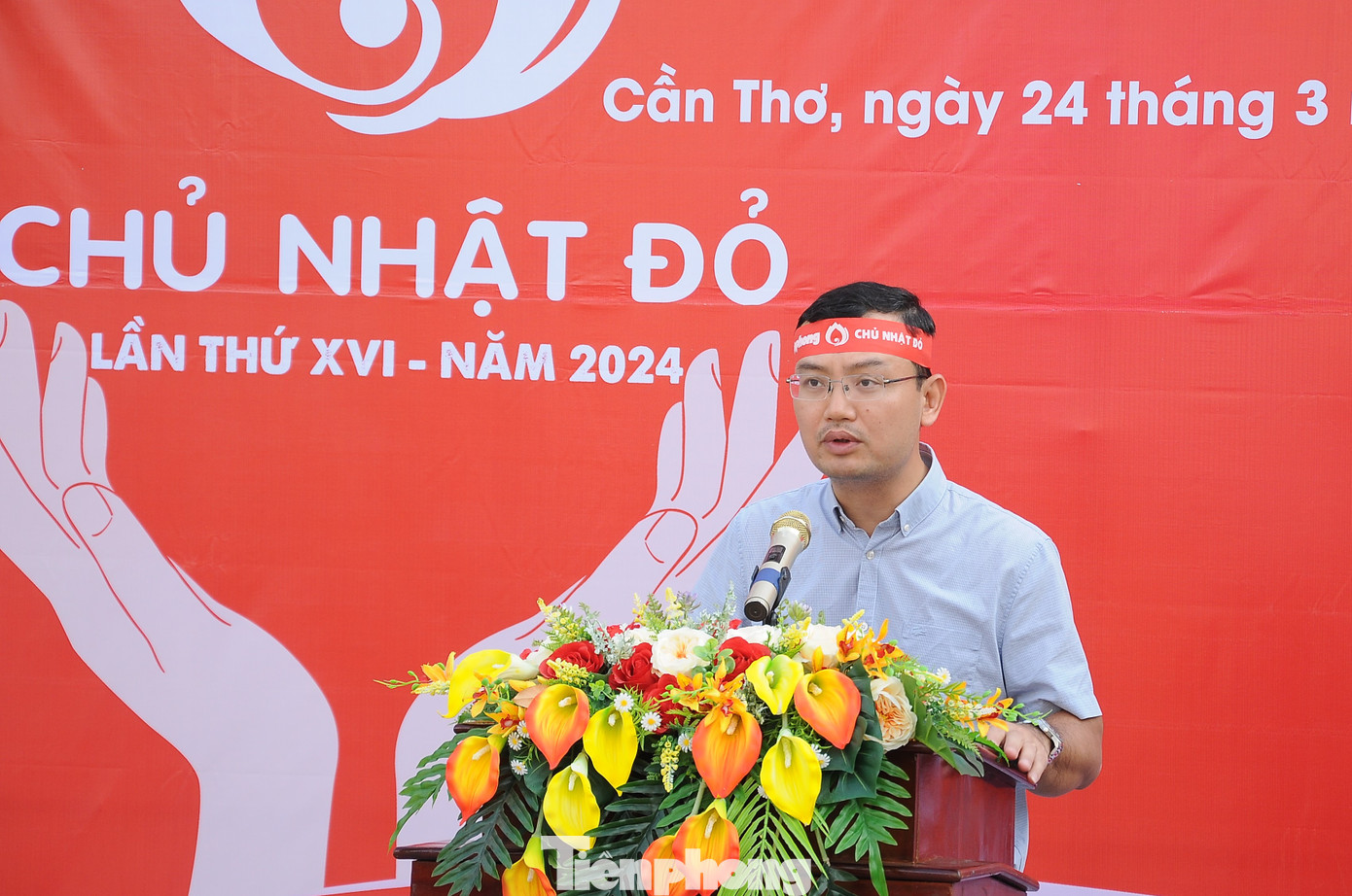 “Thay mặt Ban tổ chức, tôi xin trân trọng cảm ơn lãnh đạo TP. Cần Thơ, Thành Đoàn Cần Thơ, Trung đoàn Cảnh sát cơ động Tây Nam Bộ, Hội Chữ thập đỏ Thành phố cùng các ngành chức năng đã cùng phối hợp, hỗ trợ, tạo điều kiện thực hiện chương trình này. Đặc biệt, xin cảm ơn các bạn tình nguyện viên đã đến đây hiến dâng những giọt máu hồng đầy ý nghĩa, nhân văn của mình vì cộng đồng”, Nhà báo Nguyễn Ngọc Tiến chia sẻ. “Thay mặt Ban tổ chức, tôi xin trân trọng cảm ơn lãnh đạo TP. Cần Thơ, Thành Đoàn Cần Thơ, Trung đoàn Cảnh sát cơ động Tây Nam Bộ, Hội Chữ thập đỏ Thành phố cùng các ngành chức năng đã cùng phối hợp, hỗ trợ, tạo điều kiện thực hiện chương trình này. Đặc biệt, xin cảm ơn các bạn tình nguyện viên đã đến đây hiến dâng những giọt máu hồng đầy ý nghĩa, nhân văn của mình vì cộng đồng”, Nhà báo Nguyễn Ngọc Tiến chia sẻ.