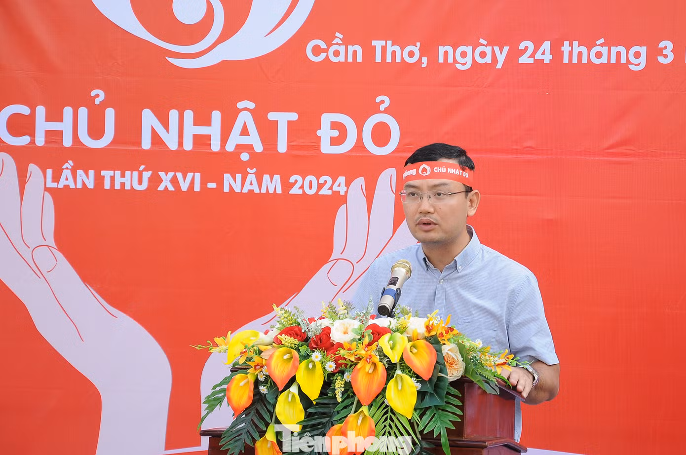 “Thay mặt Ban tổ chức, tôi xin trân trọng cảm ơn lãnh đạo TP. Cần Thơ, Thành Đoàn Cần Thơ, Trung đoàn Cảnh sát cơ động Tây Nam Bộ, Hội Chữ thập đỏ Thành phố cùng các ngành chức năng đã cùng phối hợp, hỗ trợ, tạo điều kiện thực hiện chương trình này. Đặc biệt, xin cảm ơn các bạn tình nguyện viên đã đến đây hiến dâng những giọt máu hồng đầy ý nghĩa, nhân văn của mình vì cộng đồng”, Nhà báo Nguyễn Ngọc Tiến chia sẻ.