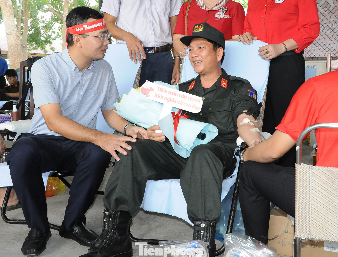 Thượng tá Vũ Xuân Hòa - Phó Trung đoàn trưởng Trung đoàn Cảnh sát cơ động Tây Nam Bộ tham gia hiến máu. Thượng tá Vũ Xuân Hòa - Phó Trung đoàn trưởng Trung đoàn Cảnh sát cơ động Tây Nam Bộ tham gia hiến máu.