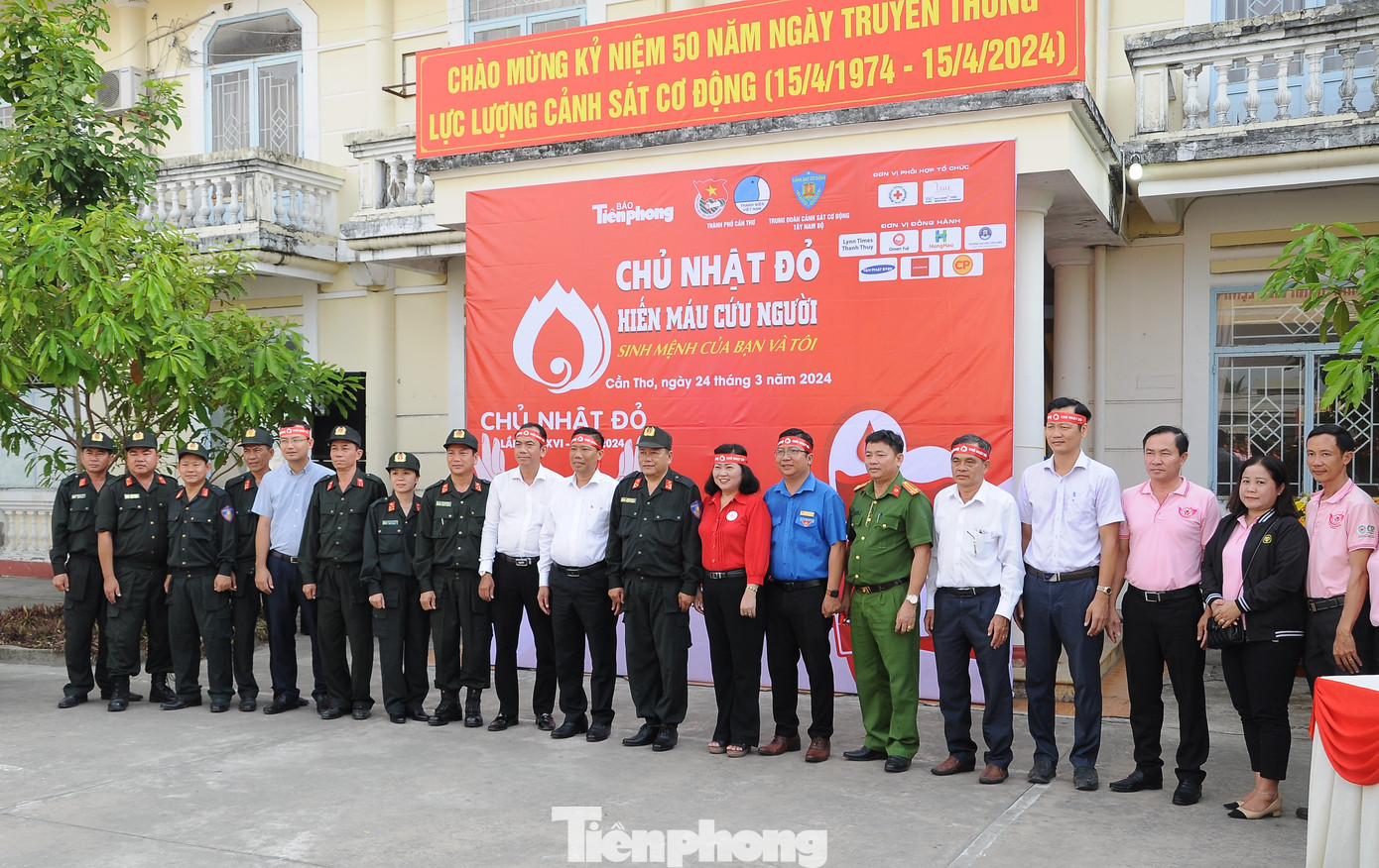 Đại biểu chụp ảnh lưu niệm. Đại biểu chụp ảnh lưu niệm.